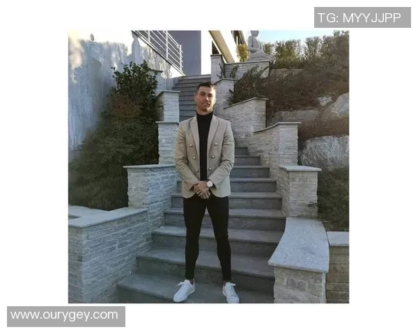 C罗时尚新风潮牛仔裤搭配展现运动与休闲完美结合