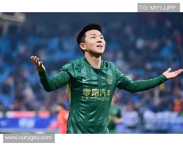 中国球迷热爱的足球明星背后的故事与成就解析 中国球迷热爱的足球明星背后的故事与成就解析